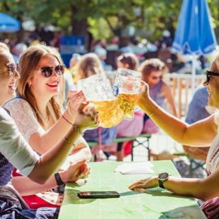 Frauen im Biergarten bei der WirtshausWiesn