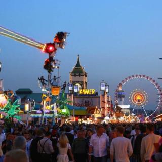 Die Wirtsbudenstraße am Abend