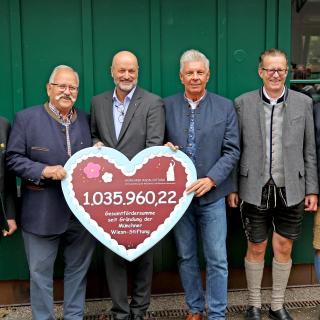 Peter Inselkammer (Sprecher der Münchner Wiesn-Wirte), Wiggerl Hagn (ehemaliger Wiesn-Wirt und Mitglied des Stiftungsrats), Ralf Fleischer (Vorstandsvorsitzender der Stadtsparkasse München & Stiftungsvorstand), Oberbürgermeister Dieter Reiter, Dr. Martin Leibhard (Vorsitzender des Vereins Münchener Brauereien) und Christian Schottenhamel (stellvertr. Sprecher der Münchner Wiesn-Wirte)